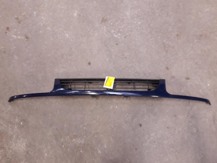 Grille from a Volkswagen Polo III (6N1) 1.4i 60 1998