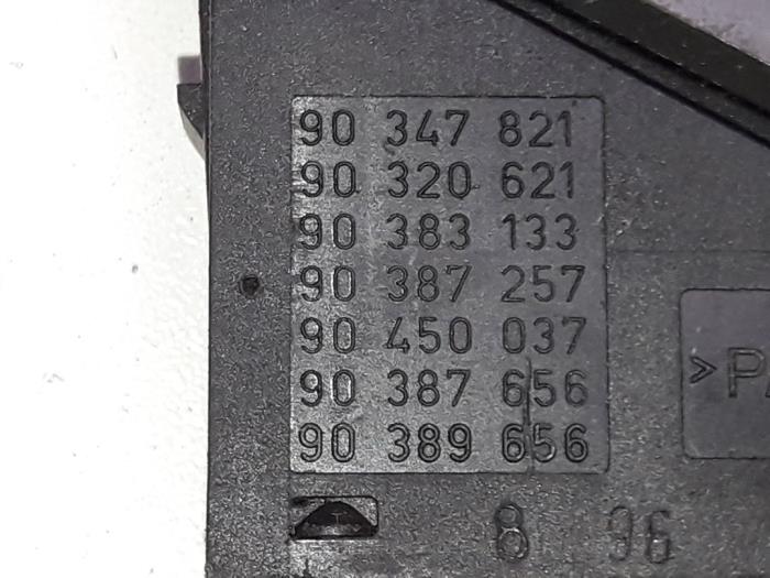 Interruptor de luz de pánico de un Opel Corsa B (73/78/79) 1.4i 1996