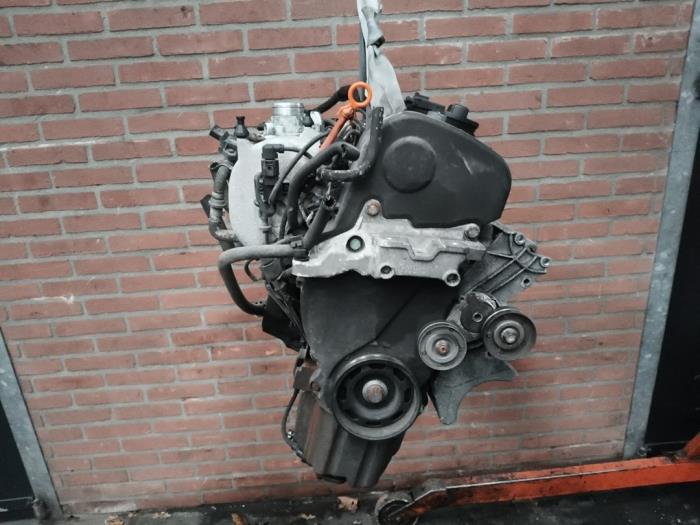 Motor van een Volkswagen Golf IV Variant (1J5) 1.6 FSI 16V 2003