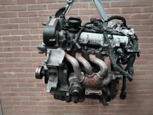 Motor van een Volkswagen Golf IV Variant (1J5) 1.6 FSI 16V 2003