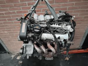 Motor van een Volkswagen Golf IV Variant (1J5) 1.6 FSI 16V 2003