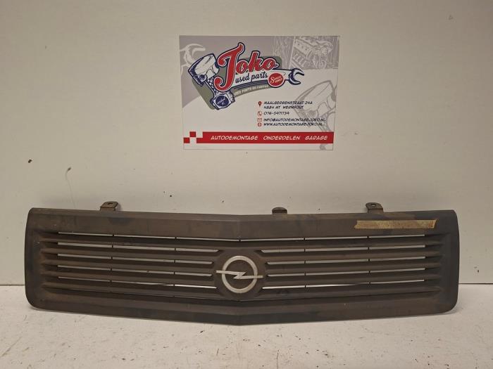 Begagnade Grill Opel Corsa A 1.2 i Kat. Pris på förfrågan erbjuds av Autodemontage Joko B.V.