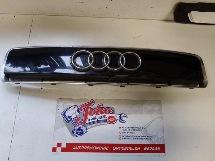 Begagnade Grill Audi A2 (8Z0) 1.4 16V Pris på förfrågan erbjuds av Autodemontage Joko B.V.