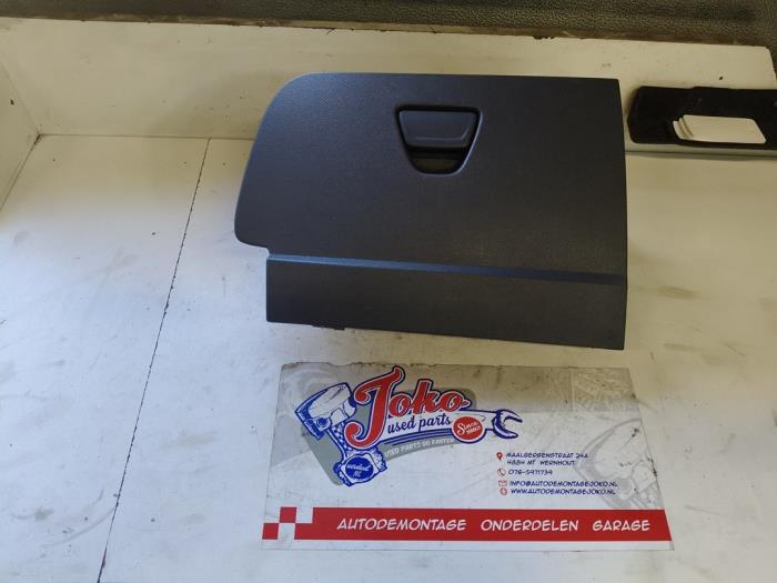 Begagnade Handskfack Ford Transit Connect 1.8 TDCi 90 Pris på förfrågan erbjuds av Autodemontage Joko B.V.