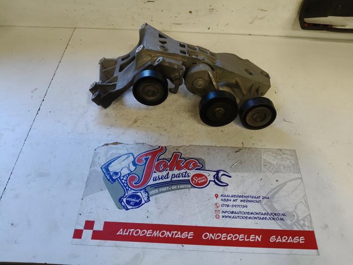 Usagé Support dynamo bas Mercedes B (W245) 1.5 B-150 16V Prix sur demande proposé par Autodemontage Joko B.V.