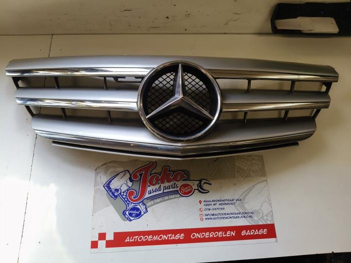 Begagnade Grill Mercedes B (W245) 1.5 B-150 16V Pris på förfrågan erbjuds av Autodemontage Joko B.V.
