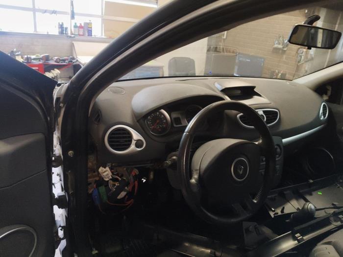 Używane Panel Renault Clio III (BR/CR) 1.4 16V Cena na żądanie oferowane przez Autodemontage Joko B.V.