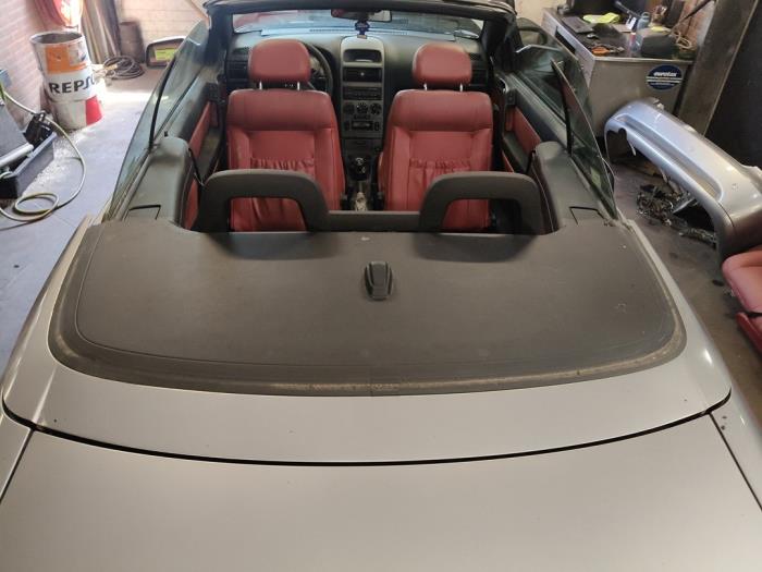 Używane Pokrywa dachu cabrio Opel Astra G (F67) 1.6 16V Twin Port Cena na żądanie oferowane przez Autodemontage Joko B.V.