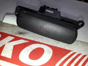 Gebrauchte Panikbeleuchtung Schalter Mitsubishi Carisma 1.6i 16V Preis auf Anfrage angeboten von Autodemontage Joko B.V.
