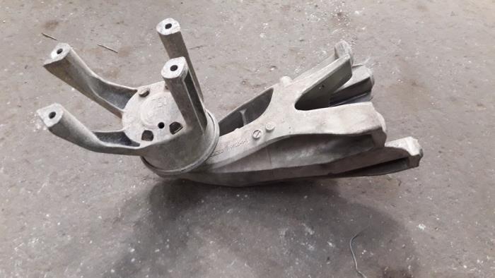 Support moteur d'un Volkswagen Transporter/Caravelle T5 2.0 TDI DRF 2011