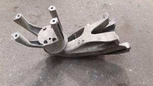 Support moteur d'un Volkswagen Transporter/Caravelle T5 2.0 TDI DRF 2011