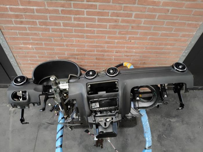 Usados Salpicadero Audi A1 Sportback (8XA/8XF) 1.2 TFSI Precio de solicitud ofrecido por Autodemontage Joko B.V.