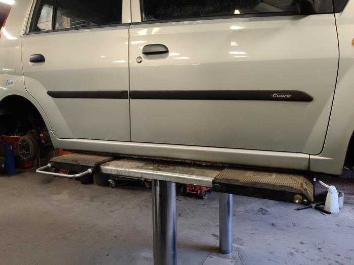 Używane Próg prawy Daihatsu Cuore (L251/271/276) 1.0 12V DVVT Cena na żądanie oferowane przez Autodemontage Joko B.V.