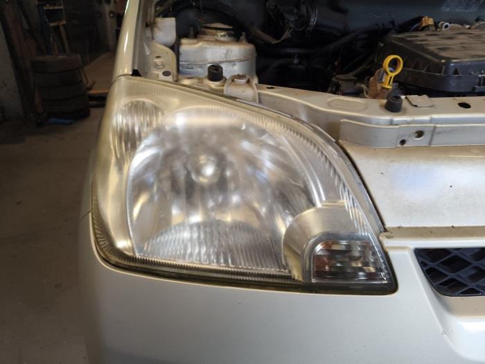 Używane Reflektor prawy Daihatsu Cuore (L251/271/276) 1.0 12V DVVT Cena na żądanie oferowane przez Autodemontage Joko B.V.