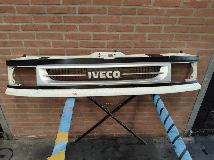 Begagnade Grill Iveco New Daily III 29L12V Pris på förfrågan erbjuds av Autodemontage Joko B.V.