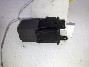 Usados Interruptor de luz de pánico Peugeot 206 (2A/C/H/J/S) 1.4 XR,XS,XT,Gentry Precio de solicitud ofrecido por Autodemontage Joko B.V.