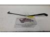 Front wiper arm from a Volkswagen Polo IV (9N1/2/3), 2001 / 2012 1.4 16V, Hatchback, Petrol, 1.390cc, 55kW (75pk), FWD, BBY, 2001-09 / 2007-05, 9N1; 2 2003