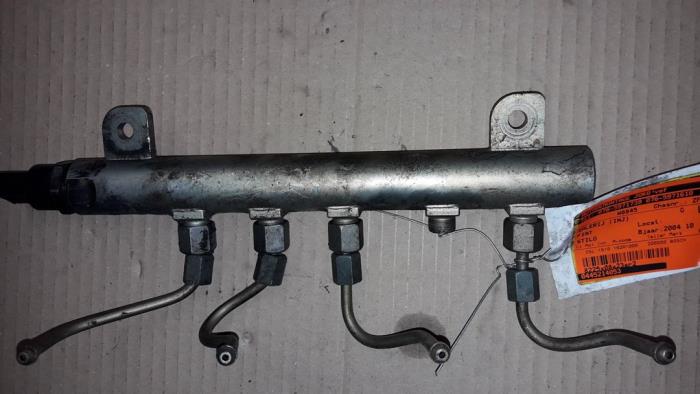 Gebrauchte Einspritzdüse (Einspritzer) Fiat Stilo MW (192C) 1.9 JTD 115 Preis auf Anfrage angeboten von Autodemontage Joko B.V.