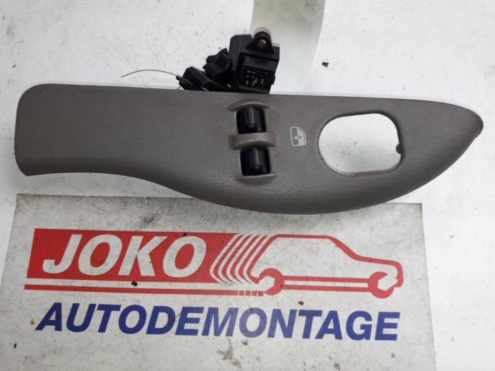 Usados Interruptor de ventanilla eléctrica Chrysler Neon II 2.0 16V LE,SE,CS,Sport Precio de solicitud ofrecido por Autodemontage Joko B.V.