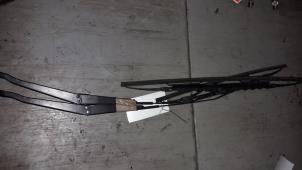 Used Front wiper arm Fiat Doblo (223A/119) 1.9 JTD Price on request offered by Autodemontage Joko B.V.