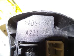 Usados Interruptor de luz de pánico Fiat Doblo (223A/119) 1.9 JTD Precio de solicitud ofrecido por Autodemontage Joko B.V.