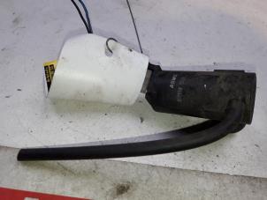 Usados Bomba de limpiaparabrisas delante Mazda 323 C (BA13) 1.3i 16V Precio de solicitud ofrecido por Autodemontage Joko B.V.
