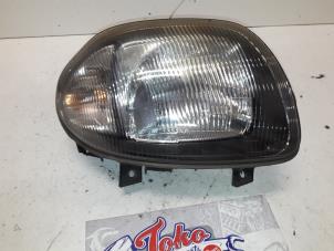 Used Headlight, right Renault Clio II (BB/CB) 1.2 Price on request offered by Autodemontage Joko B.V.