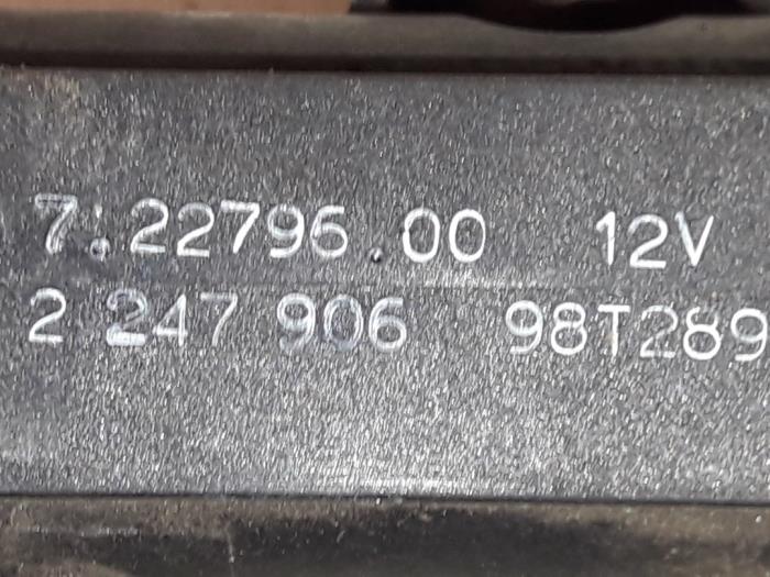 Vacuum relay from a BMW 3 serie (E46/4) 320d 16V 1998