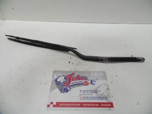 Used Front wiper arm Peugeot 607 (9D/U) 2.0 HDi FAP Price on request offered by Autodemontage Joko B.V.