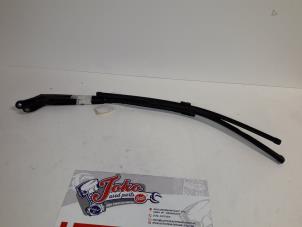 Used Front wiper arm Peugeot 407 (6D) 2.0 HDiF 16V Price on request offered by Autodemontage Joko B.V.