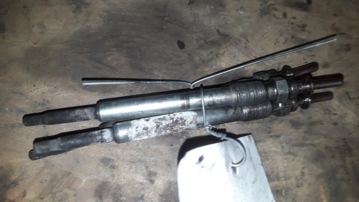 Gebrauchte Glühkerze Saab 9-3 I (YS3D) 2.2 TiD Kat. Preis auf Anfrage angeboten von Autodemontage Joko B.V.
