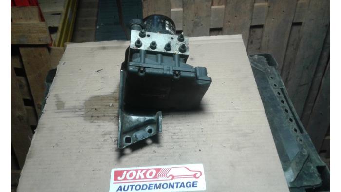 ABS Pumpe van een Volkswagen Bora (1J2) 1.9 TDI 115 2000