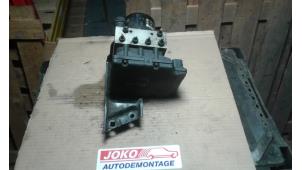 ABS Pumpe van een Volkswagen Bora (1J2) 1.9 TDI 115 2000