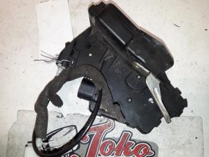 Used Front door lock mechanism 4-door, right BMW 3 serie (E46/4) 320d 16V Price on request offered by Autodemontage Joko B.V.