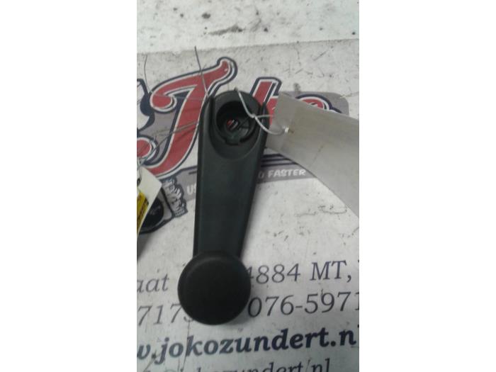 Usados Manivela de ventanilla BMW 3 serie (E46/4) 320d 16V Precio de solicitud ofrecido por Autodemontage Joko B.V.