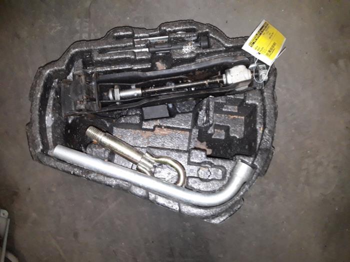 Używane Dzwignik Seat Toledo (1M2) 1.9 TDI 110 Cena na żądanie oferowane przez Autodemontage Joko B.V.