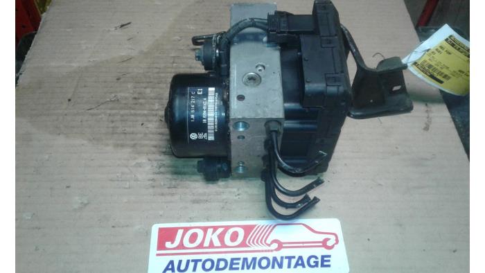 Bloc ABS d'un Audi A3 (8L1) 1.8 20V 1998
