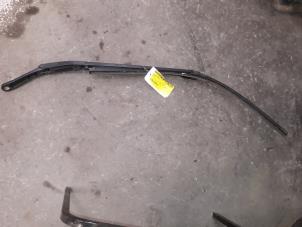 Used Front wiper arm Renault Vel Satis (BJ) 2.0 16V Turbo Price on request offered by Autodemontage Joko B.V.