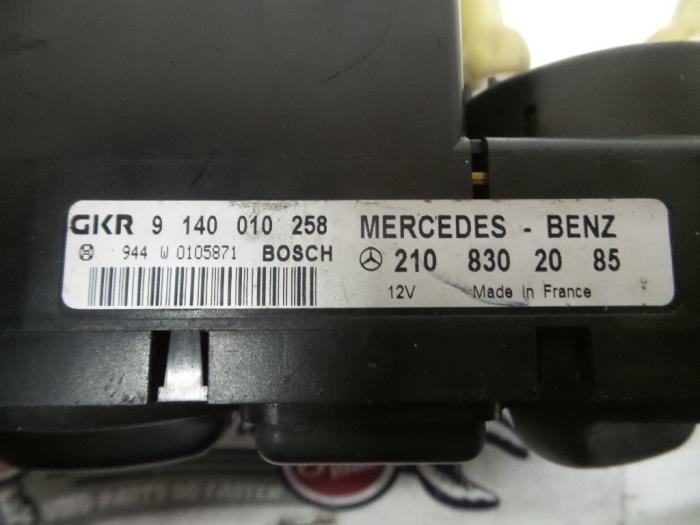 Heater control panel from a Mercedes-Benz C (W202) 2.2 C-220 D 16V 1996