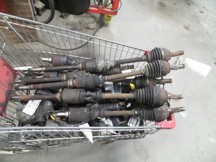 Gebrauchte Antriebswelle rechts vorne Peugeot 306 (7A/C/S) 1.4 XN,XR,XA,XRA Preis auf Anfrage angeboten von Autodemontage Joko B.V.