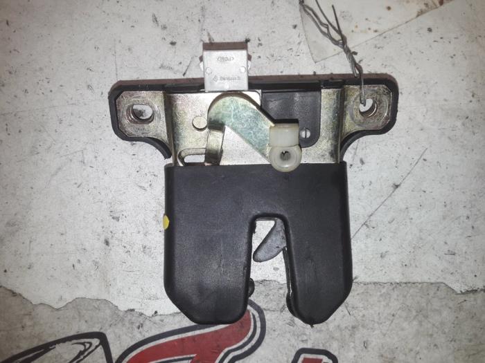 Tailgate lock mechanism from a Seat Toledo (1M2) 1.6 2000