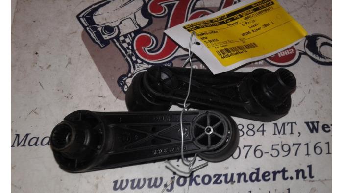 Używane Klamka okienna BMW 3 serie (E46/4) 318d 16V Cena na żądanie oferowane przez Autodemontage Joko B.V.