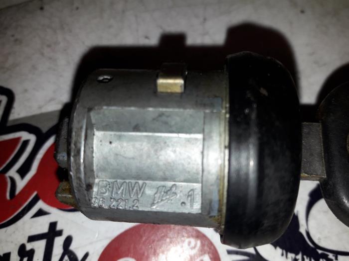 Ignition lock + key from a BMW 3 serie (E36/2) 325i 24V 1993