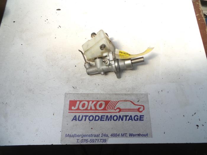 Master cylinder from a Mercedes-Benz C (W202) 1.8 C-180 16V 1995