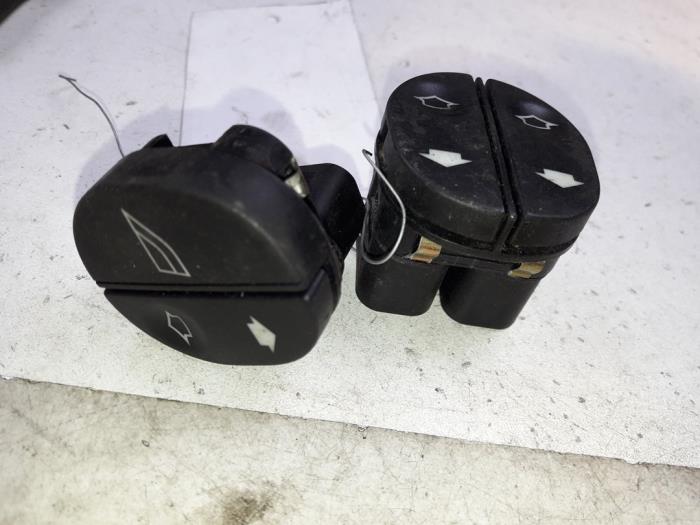 Usados Interruptor de ventanilla eléctrica Mazda 121 (JA/JB) 1.3i LX,GLX Precio de solicitud ofrecido por Autodemontage Joko B.V.