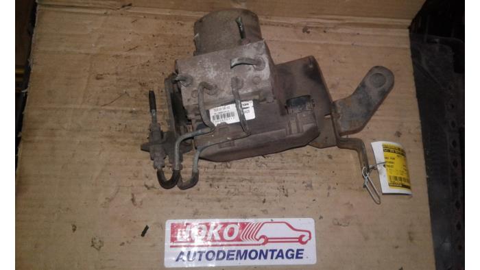 ABS Pumpe van een Hyundai Trajet 2.0 CRDi 16V 2002