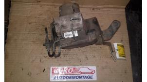ABS Pumpe van een Hyundai Trajet 2.0 CRDi 16V 2002