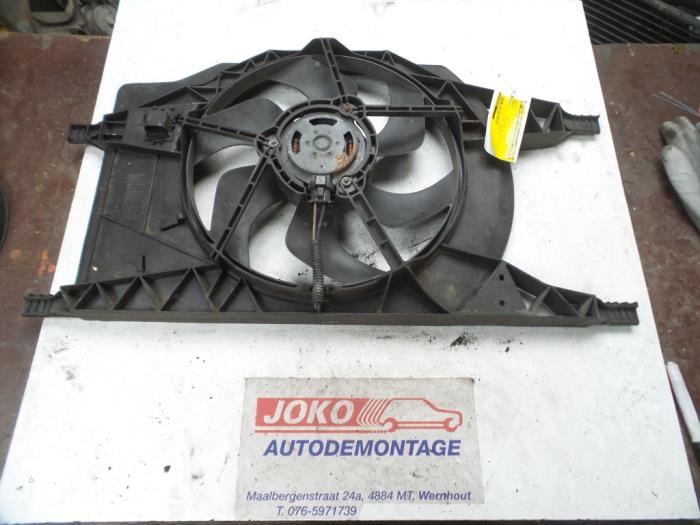 Cooling fans from a Renault Laguna II Grandtour (KG) 1.9 dCi 120 2001