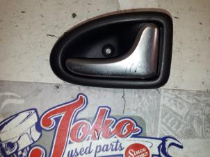 Used Rear door handle 4-door, right Renault Clio II (BB/CB) 1.4 16V Price on request offered by Autodemontage Joko B.V.