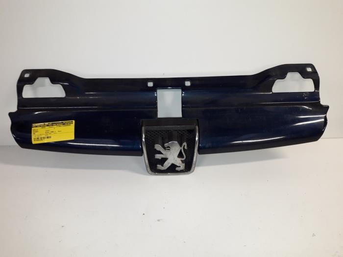 Używane Grill Peugeot 406 Break (8E/F) 1.8 16V Cena na żądanie oferowane przez Autodemontage Joko B.V.